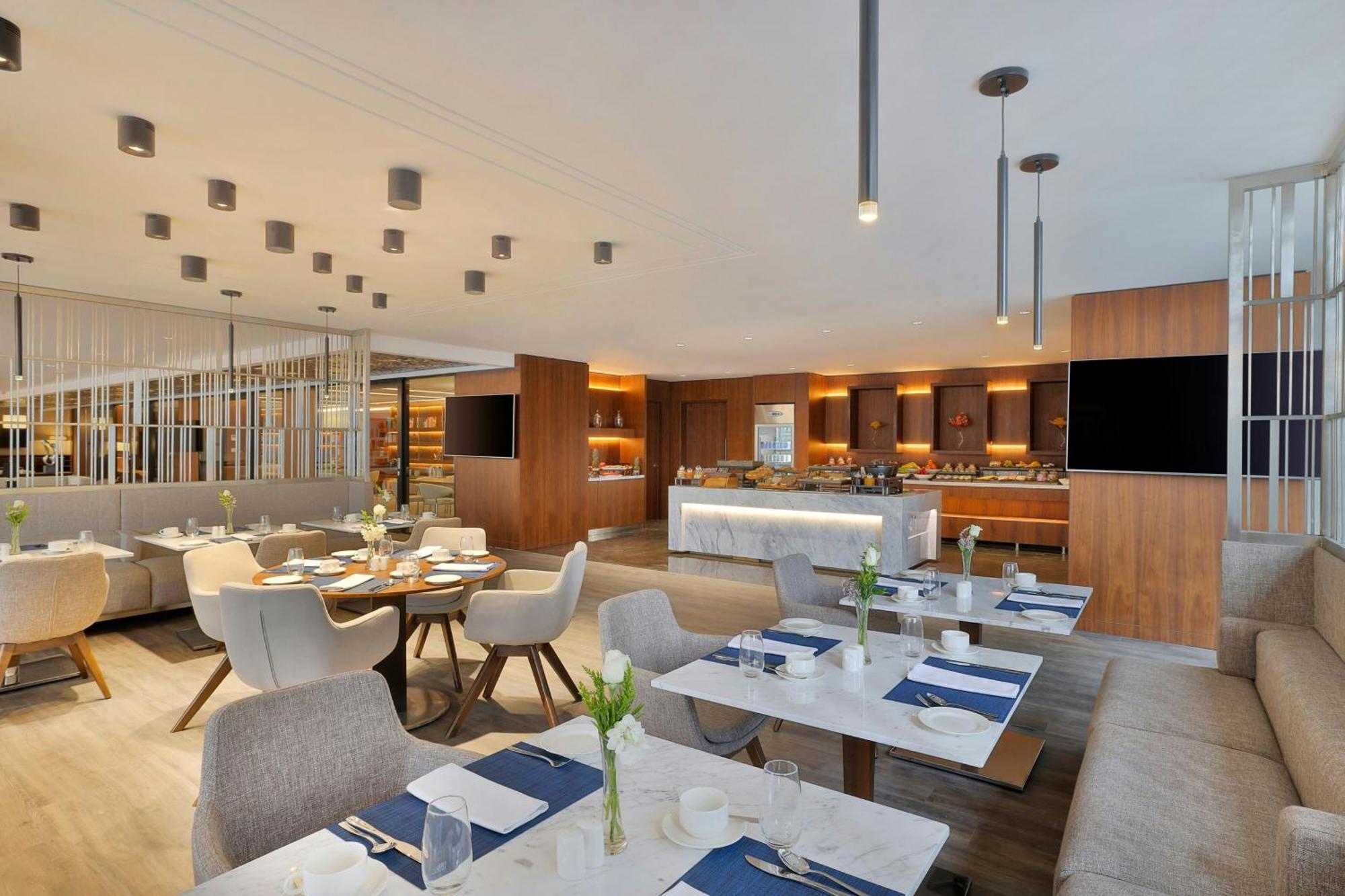 Jeddah Marriott Hotel Madinah Road Exterior photo The lounge at the airport